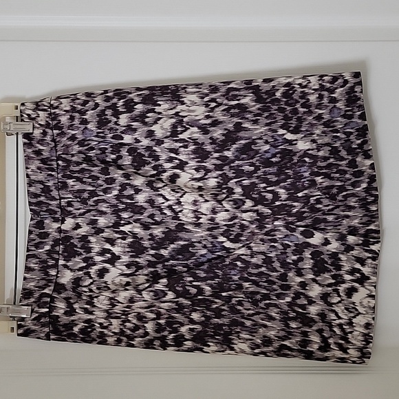 J. Crew Stretch Size 4 Abstract Animal Print Midi Skirt. Excellent Condition - Picture 2 of 9
